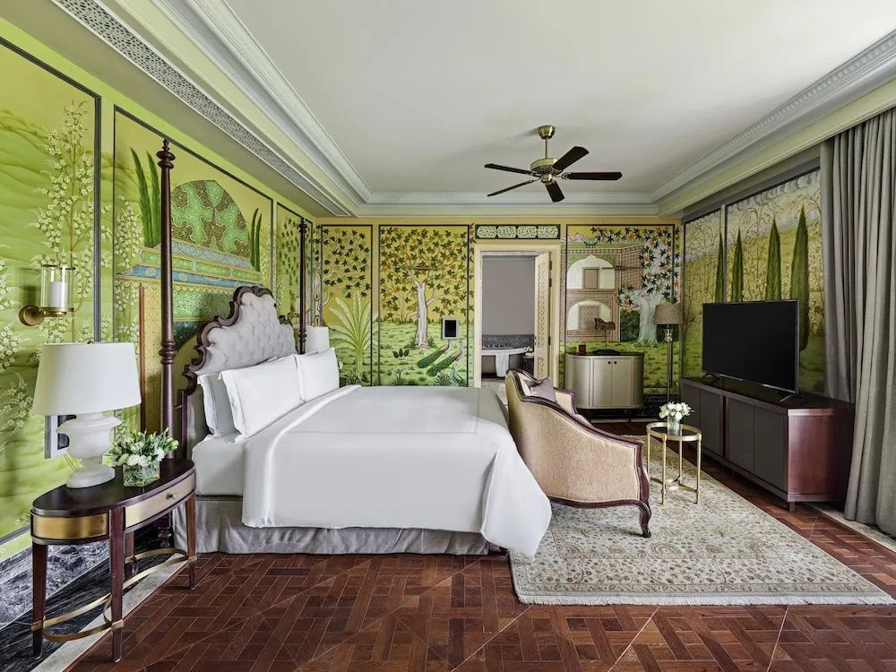 Präsidenten Suite Schlafzimmer mit kunstvollen Wandmalereien. Weißes Bett.
