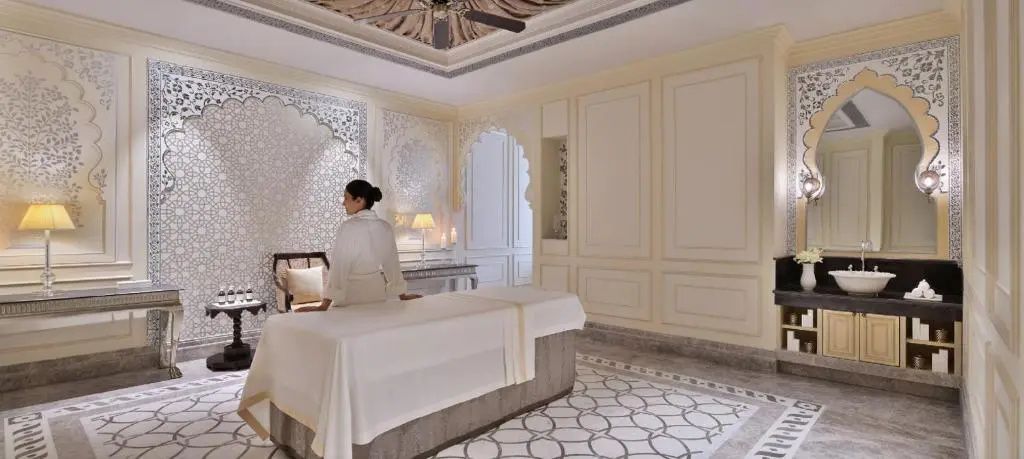 Spa-Behandlungsraum mit entspannter Atmosphäre und orientalischem Design