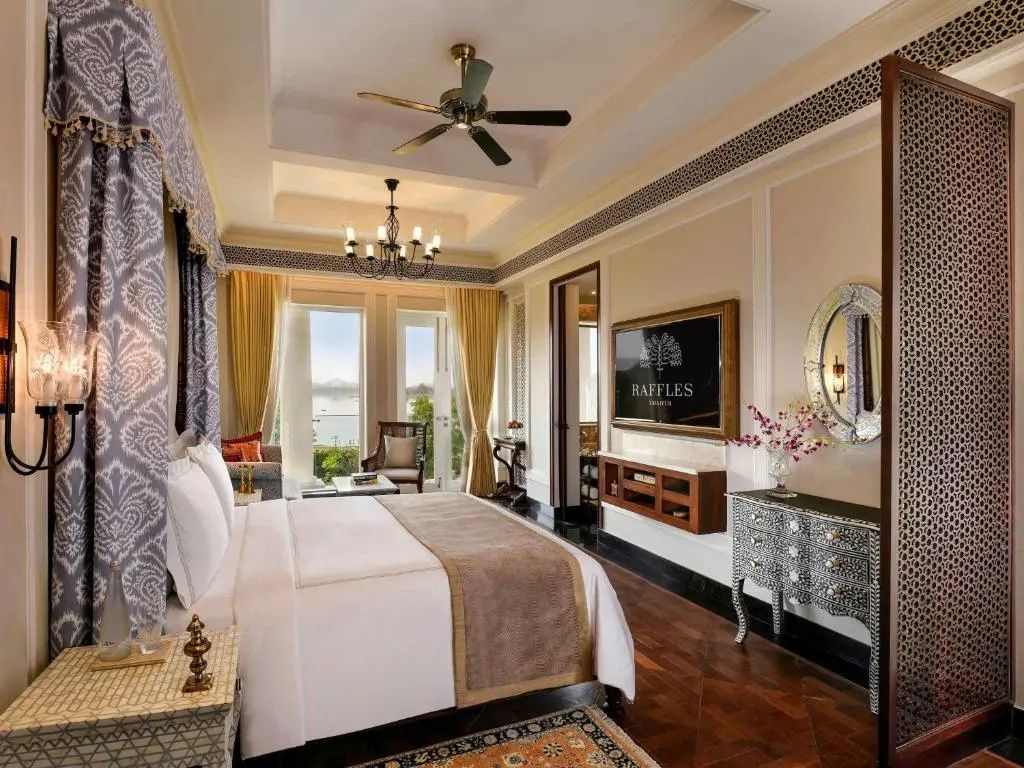 Elegantes Standard Doppelzimmer mit klassischem Dekor und Balkon im Hotel Raffles Udaipur
