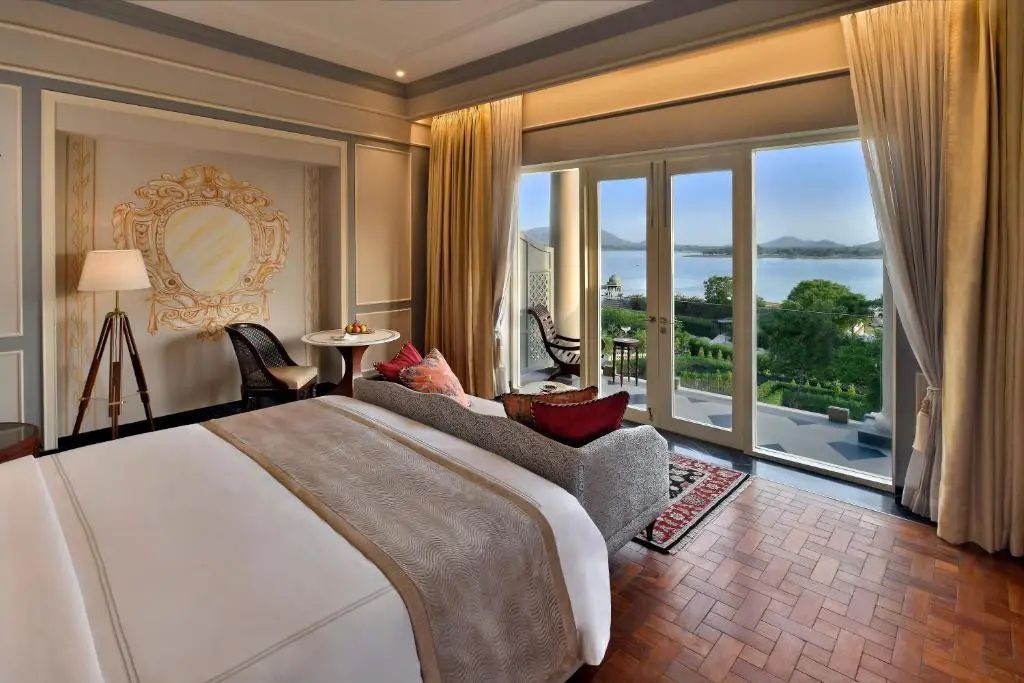 Komfortables Doppelzimmer mit Blick auf den See im Hotel Raffles Udaipur