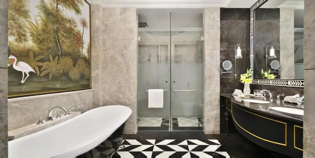 Badezimmer mit eleganter Badewanne und stilvollem Design im Hotel Raffles Udaipur