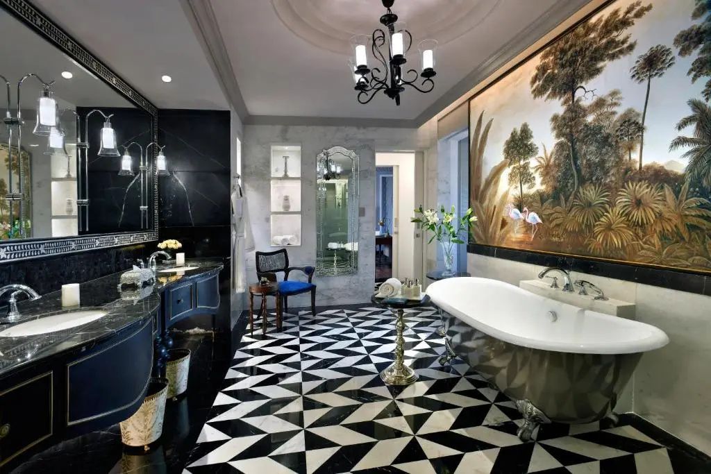 Luxuriöses Badezimmer mit freistehender Badewanne und stilvollem Design.