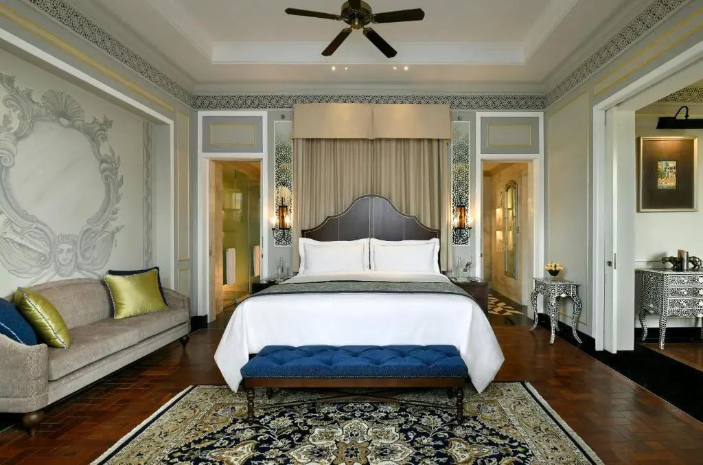 Prächtiges Schlafzimmer mit elegantem Bett und klassischem Dekor.