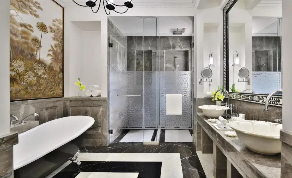 Modernes Badezimmer mit großer Dusche und Marmoroptik.