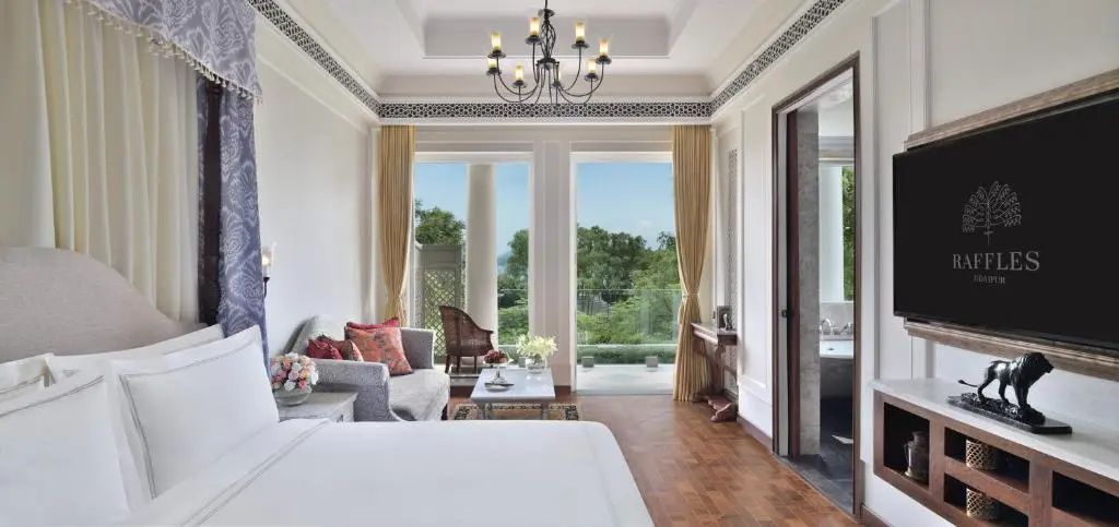 Helles Zimmer mit Balkon und Blick ins Grüne.
