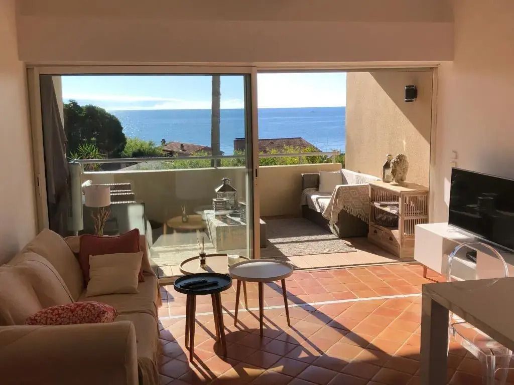 Wohnzimmer mit Meerblick und Terrasse im Muse Saint Tropez Apartment