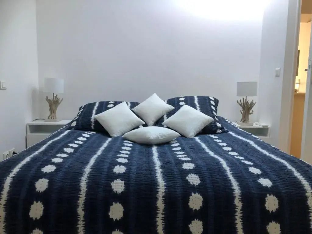 Gemütliches Schlafzimmer mit maritimer Dekoration im Muse Saint Tropez Apartment