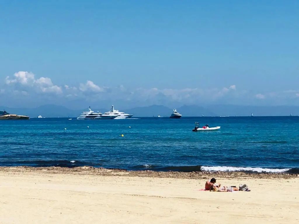 Strand mit luxuriösen Yachten und klarem Wasser