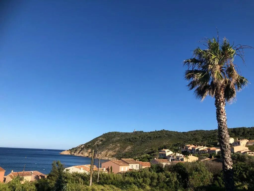 Atemberaubender Blick auf Küste und Meer bei strahlend blauem Himmel in Saint Tropez