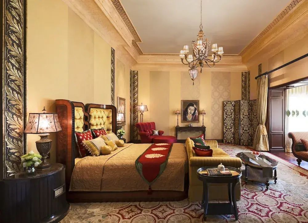 Geräumiges Zimmer mit luxuriösen Möbeln und Kronleuchter.