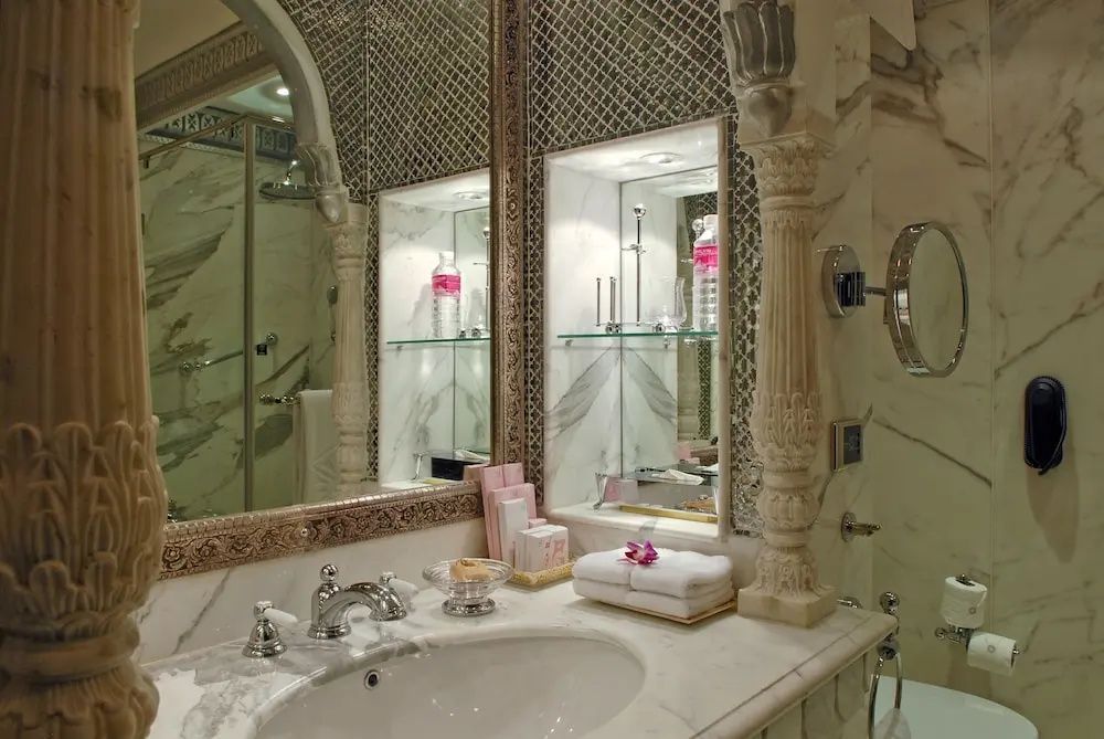 Elegantes Badezimmer mit großem Spiegel und marmornem Waschbecken
