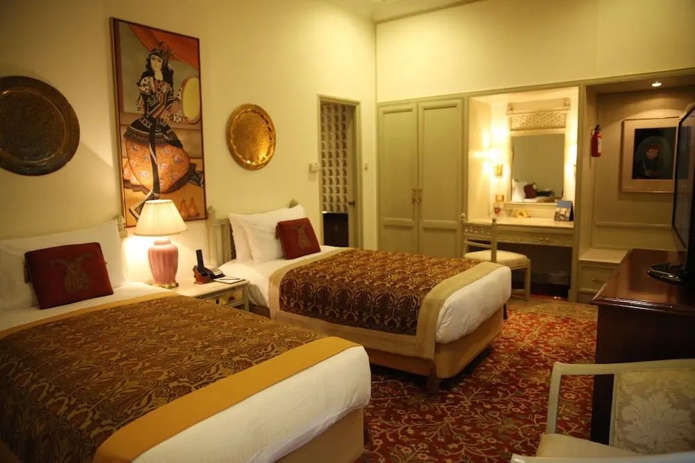 Zimmer mit zwei Einzelbetten und eleganter Dekoration