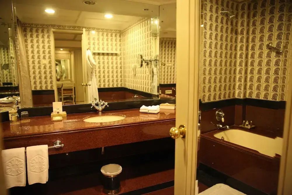 Badezimmer mit Waschbecken und Badewanne im klassischem Design