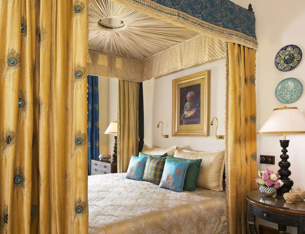 Elegantes Schlafzimmer mit Himmelbett und kunstvollen Details
