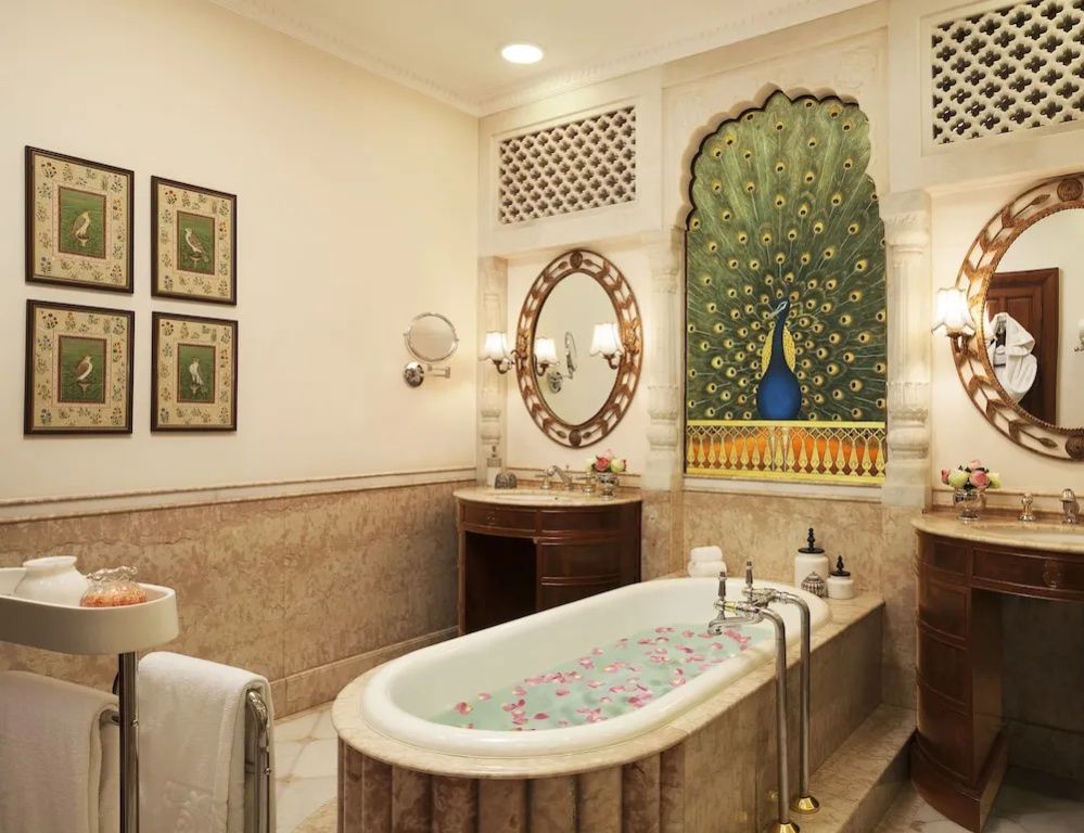 Luxuriöses Badezimmer mit Badewanne und Pfauen-Wandbild