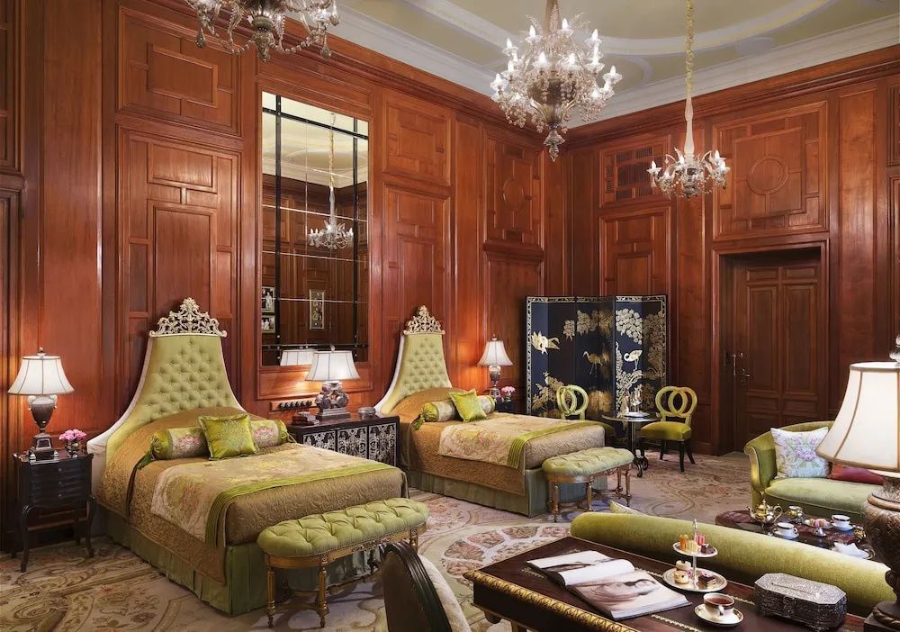 Elegantes Schlafzimmer mit zwei Betten und Holzvertäfelung