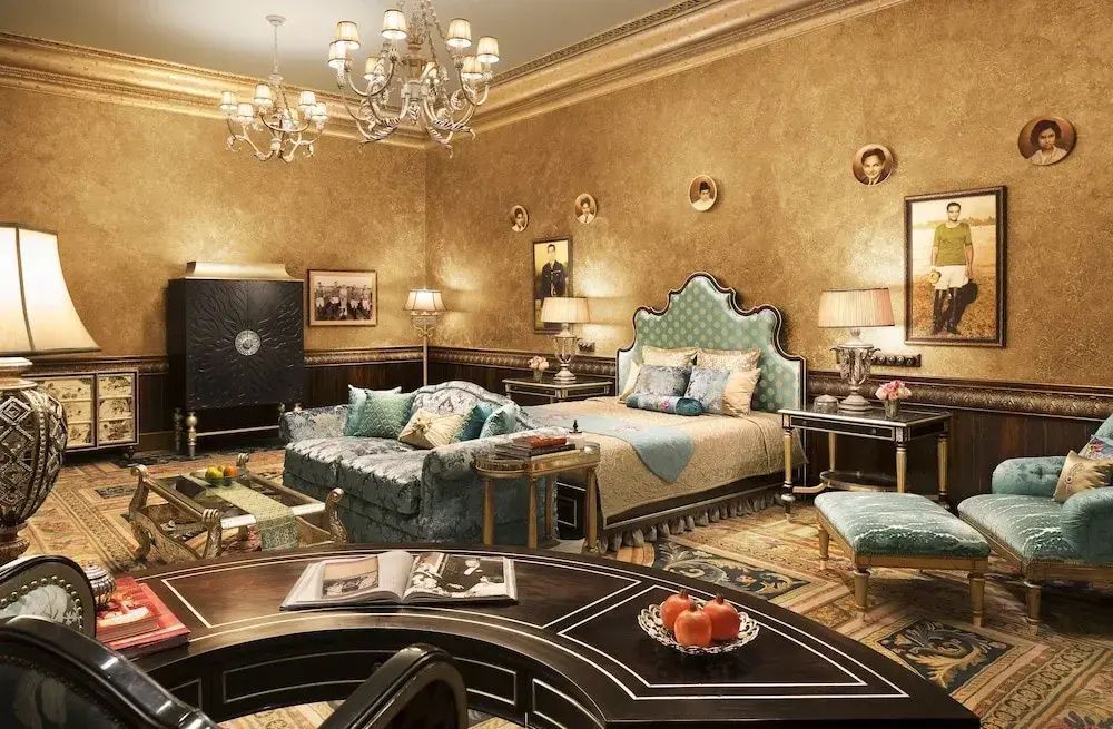 Prächtiges Schlafzimmer mit opulenter Dekoration