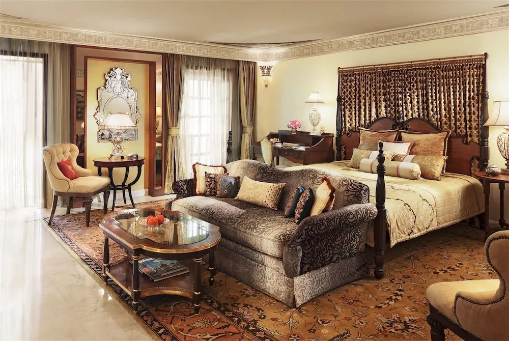 Luxuriöses Schlafzimmer mit edlem Sofa und stilvollen Möbeln.