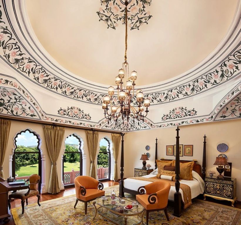 Luxuriöse Suite mit Baldachinbett und kunstvoller Stuckdecke