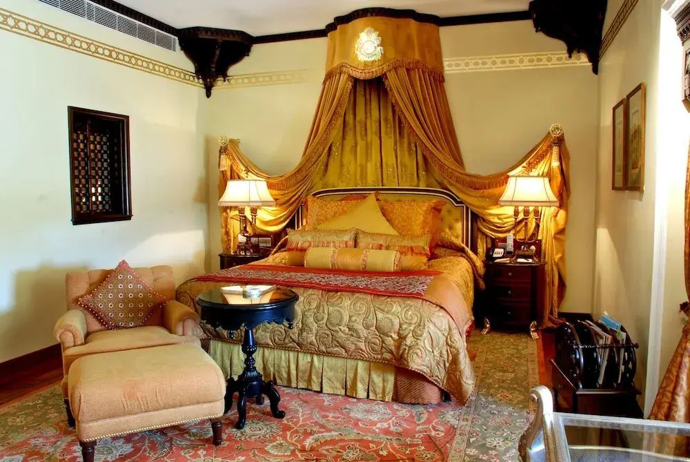 Prächtiges Schlafzimmer mit vergoldetem Baldachinbett und luxuriösem Interieur