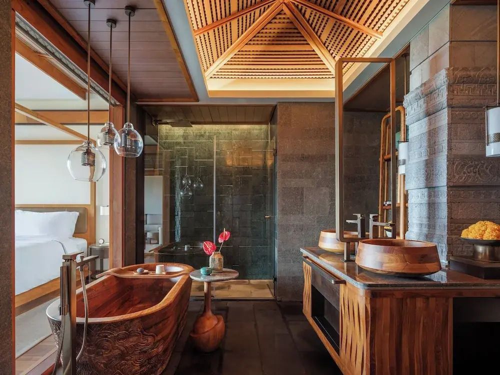 Elegante Badezimmer mit Holzbadewanne und moderner Dusche