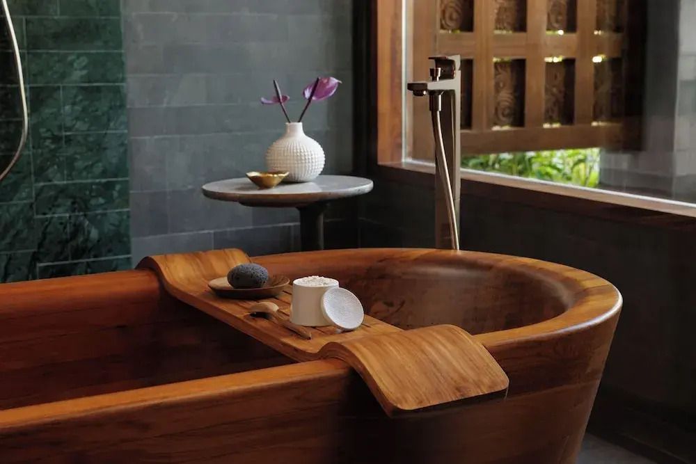 Detailaufnahme einer Holzbadewanne mit stilvollen Accessoires