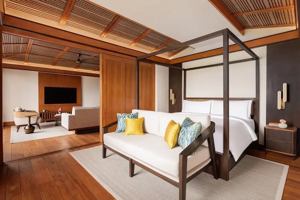 Luxuriöses Schlafzimmer mit Himmelbett und heller Einrichtung.