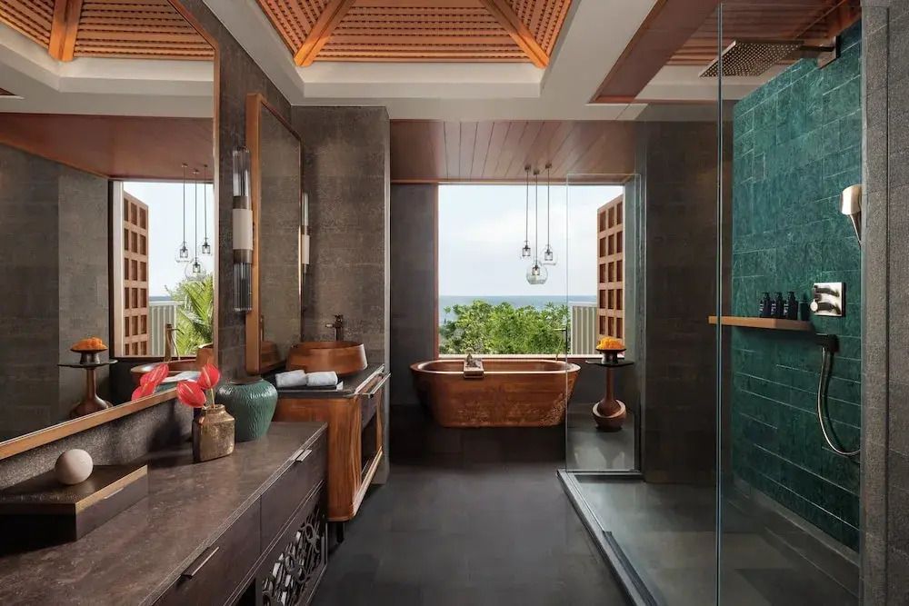 Modernes Badezimmer mit freistehender Badewanne und spektakulärem Ausblick.