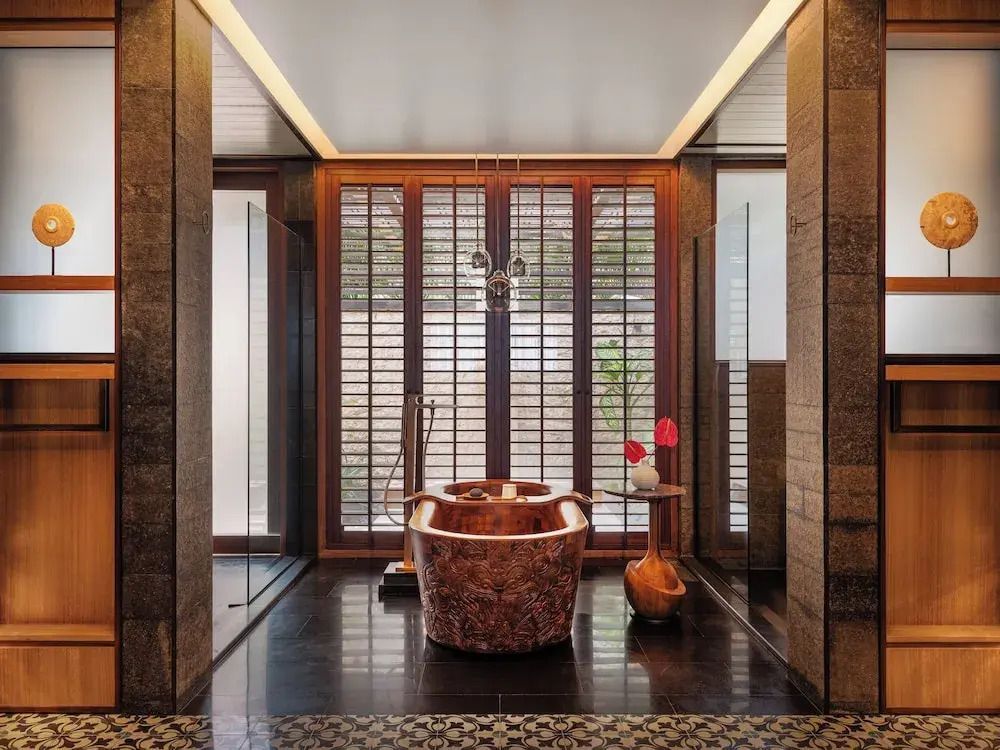 Edles Badezimmer mit freistehender Kupferbadewanne und Holzdetails