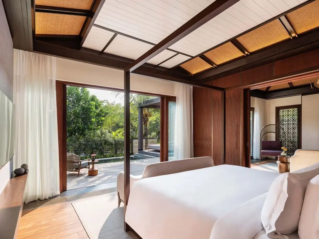 Geräumiges Schlafzimmer in Villa mit Blick auf den grünen Garten und Terrasse.
