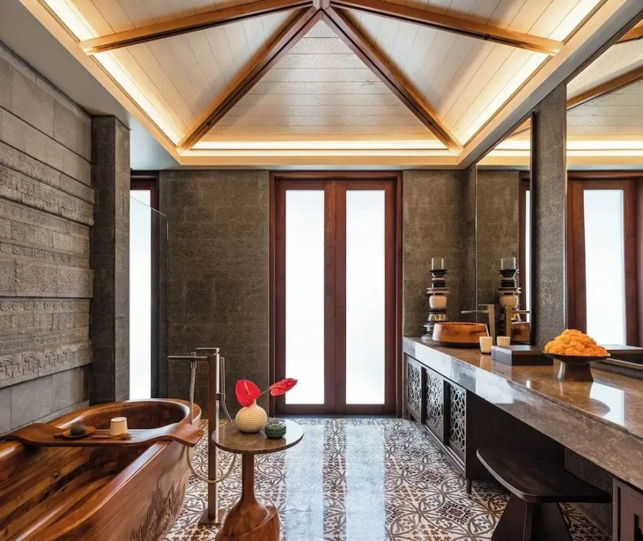 Luxuriöses Badezimmer mit Holzbadewanne und moderner Inneneinrichtung.