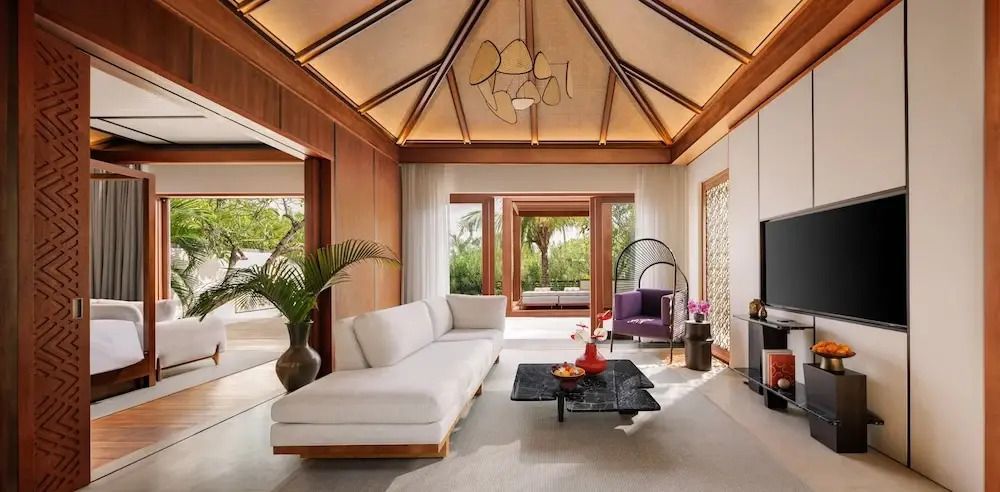 Harmonisch eingerichtetes Wohnzimmer mit gemütlichen Sofas und natürlichen Designelementen.