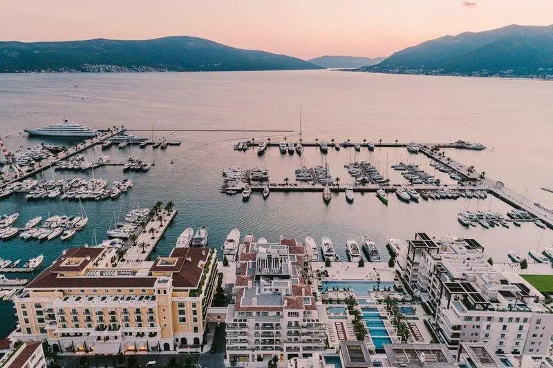 Panoramablick auf den Jachthafen von Porto Montenegro bei Sonnenuntergang