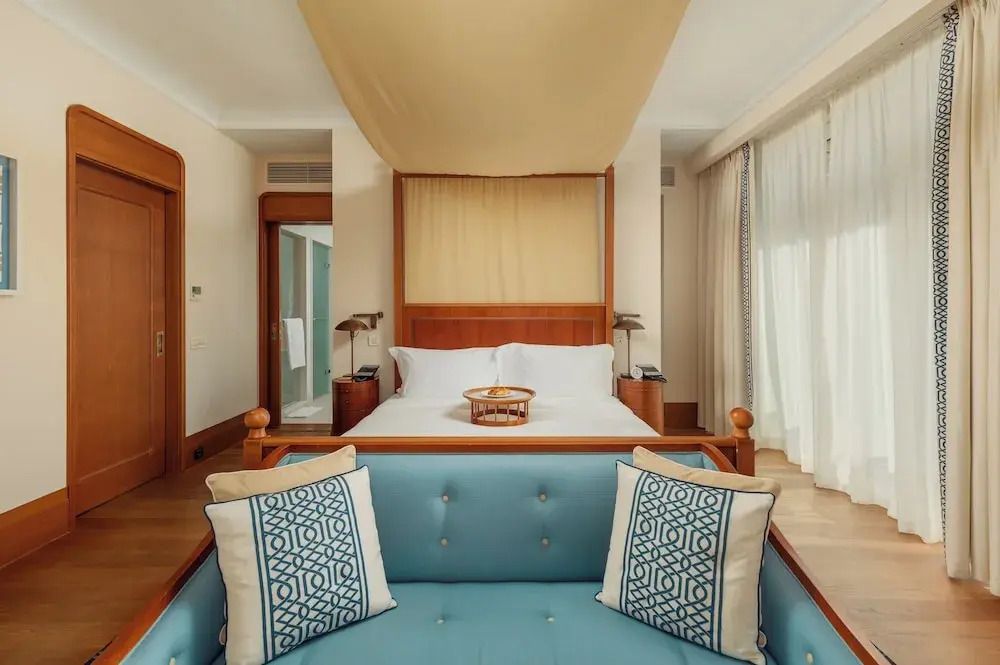 Doppel Studio Suite mit breitem Doppelbett und stilvoller Sitzecke