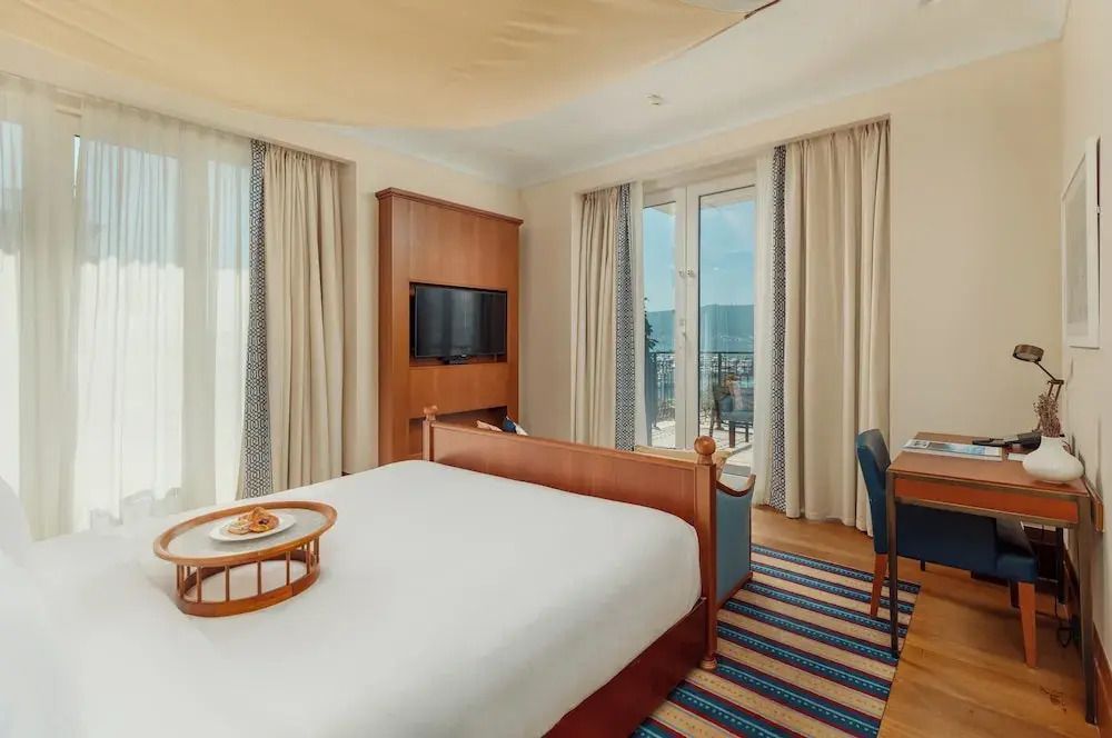Suite mit Meerblick und Balkon mit Tisch und Stühlen