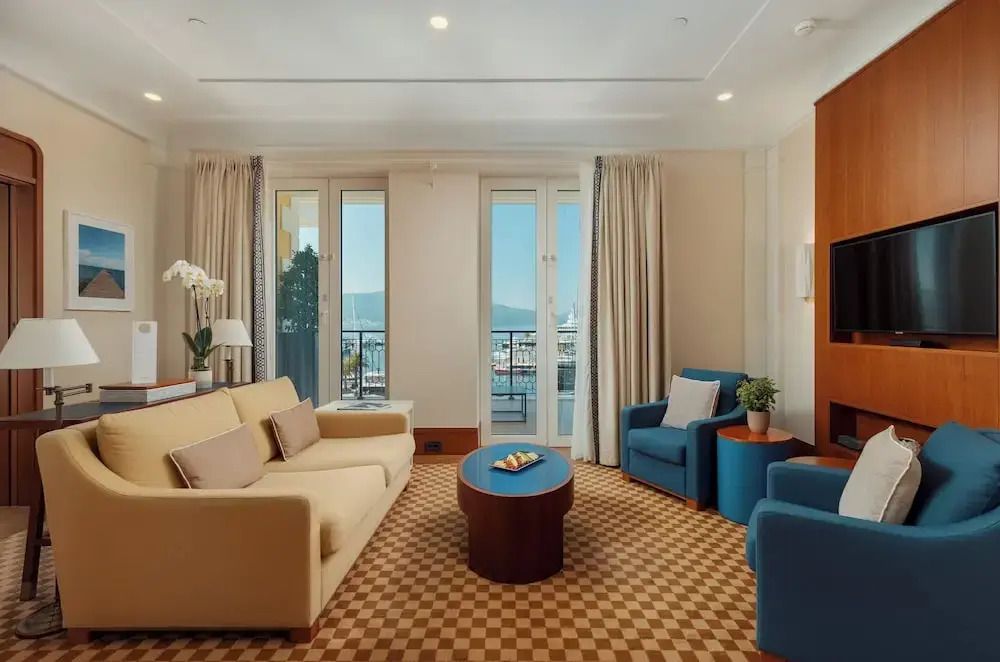 Helle Suite mit großzügigem Sitzbereich und Meerblick