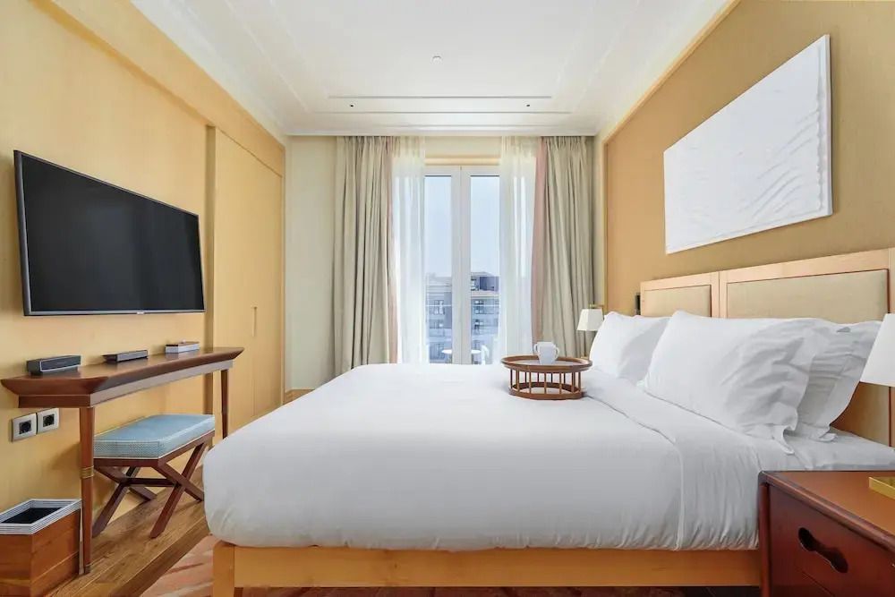 Geräumiges Doppelzimmer mit großem Bett und modernem Dekor