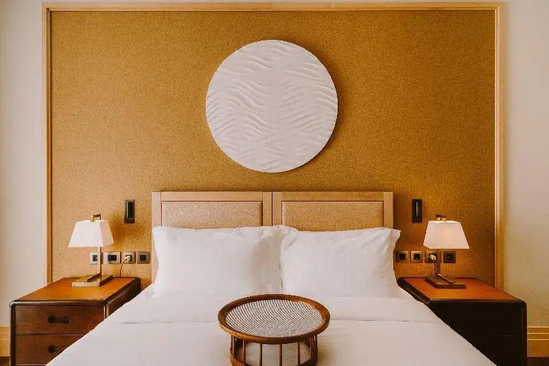 Doppelbett mit stilvoller Wanddekoration in modernem Zimmer