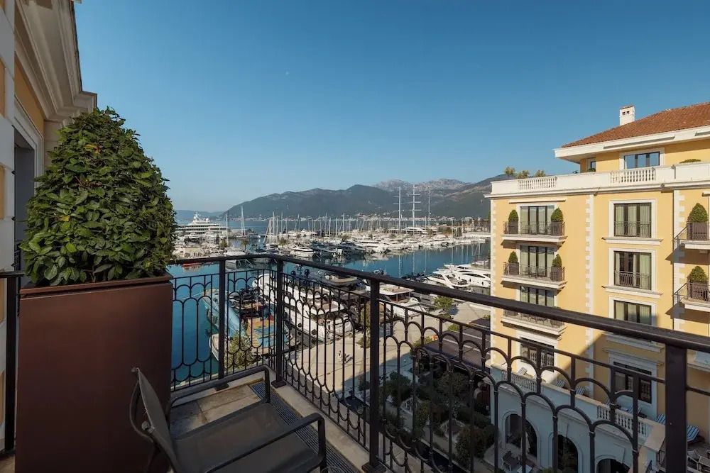 Ausblick vom Balkon mit Blick auf den Yachthafen und umliegende Berge.