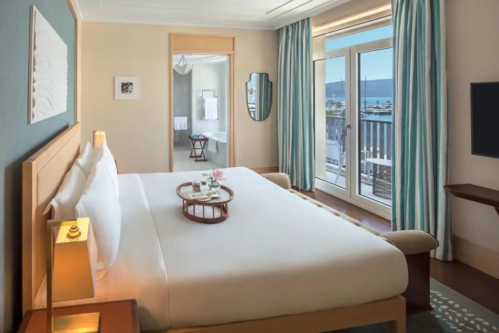 Modernes Schlafzimmer in einer luxuriösen Suite mit Balkonblick auf das Meer