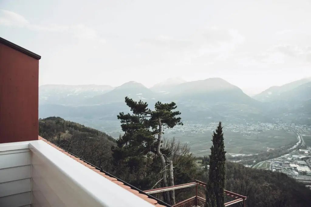 Atemberaubende Aussicht auf die Berge von einem Balkon mit Geländer