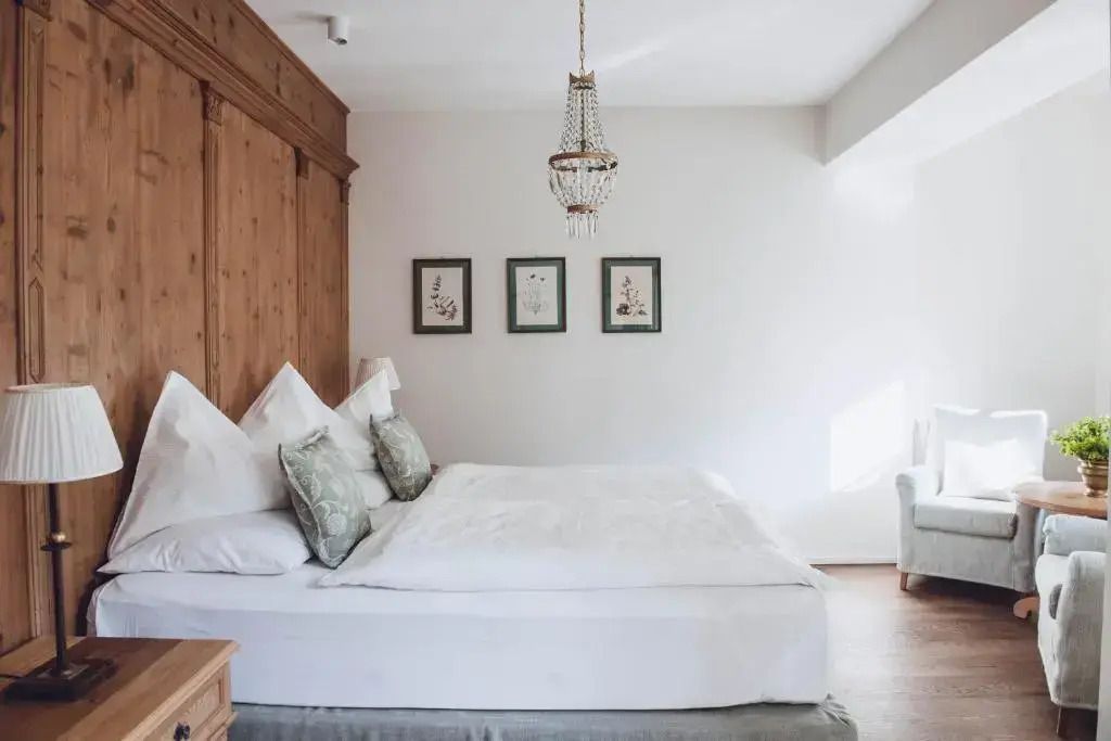 Elegantes Doppelzimmer mit hölzernen Details und einem Kronleuchter