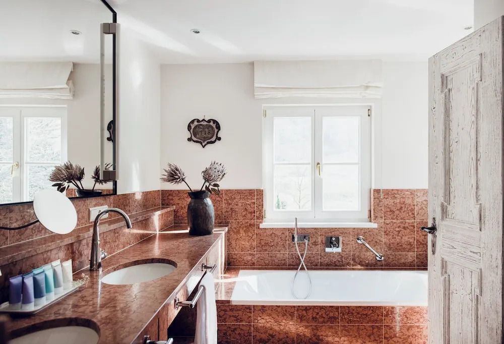 Luxuriöses Badezimmer mit marmorner Badewanne und modernen Armaturen
