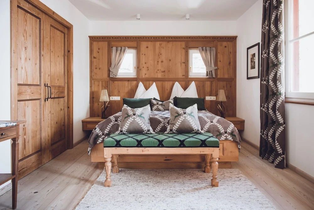 Gemütliches Schlafzimmer mit Holzmöbeln und traditionellen Textilien