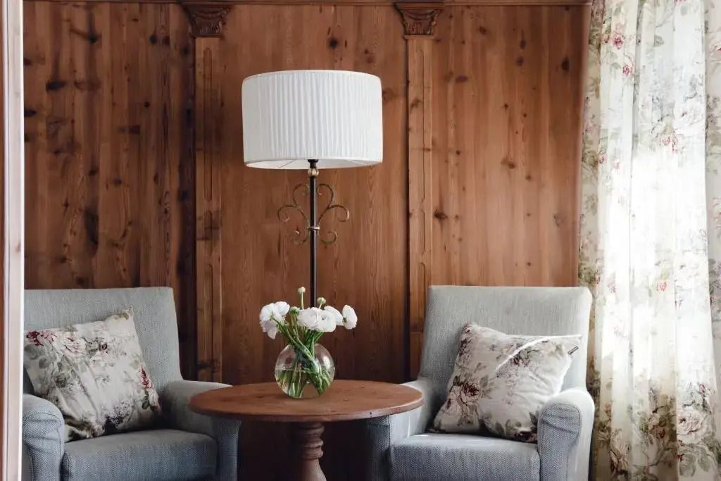 Gemütliche Sitzecke mit Holzwand und Stehlampe