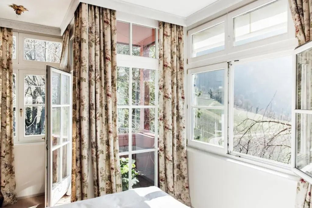 Ausblick auf Balkon und Vorhänge mit natürlichem Licht