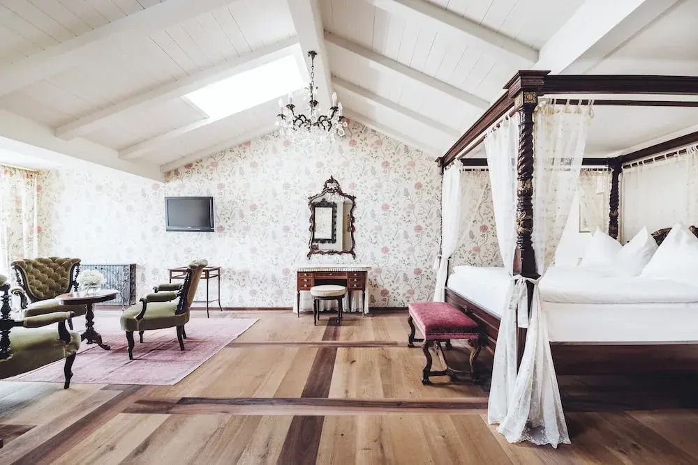 Elegante Suite mit Himmelbett und Vintage-Tapete im Relais & Chateaux Hotel Castel Fragsburg
