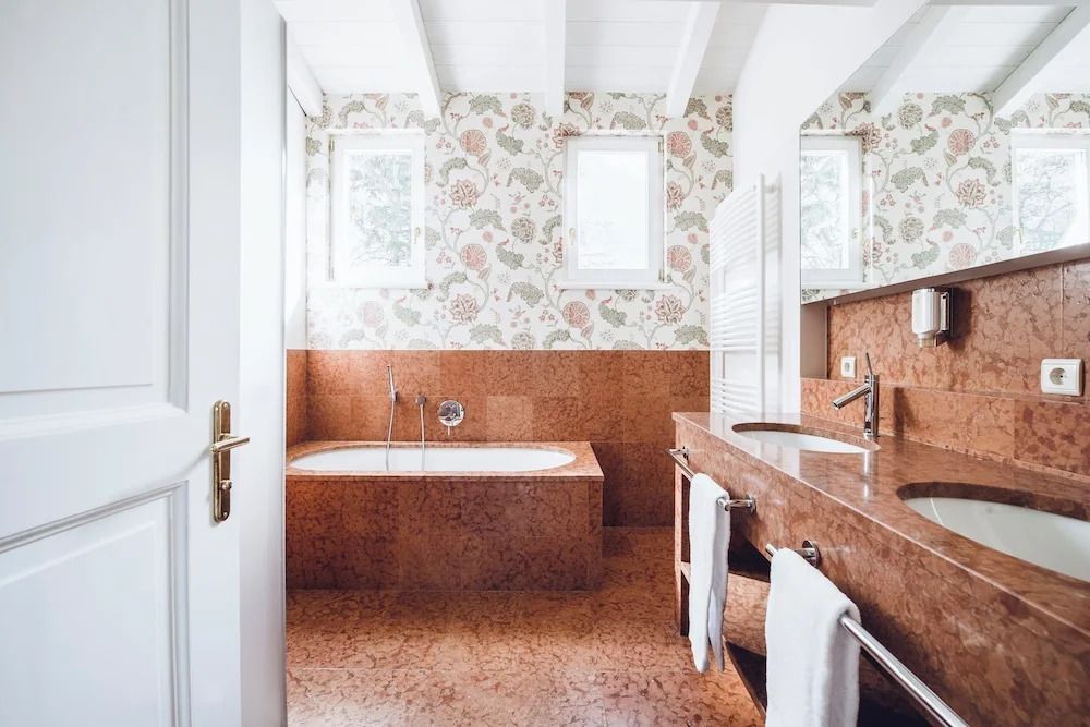 Luxuriöses Badezimmer mit floralen Akzenten und freistehender Badewanne