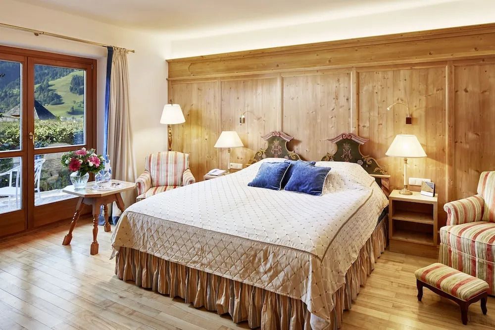 Gemütliches Deluxe Doppelzimmer mit Holzvertäfelung und eleganter Einrichtung