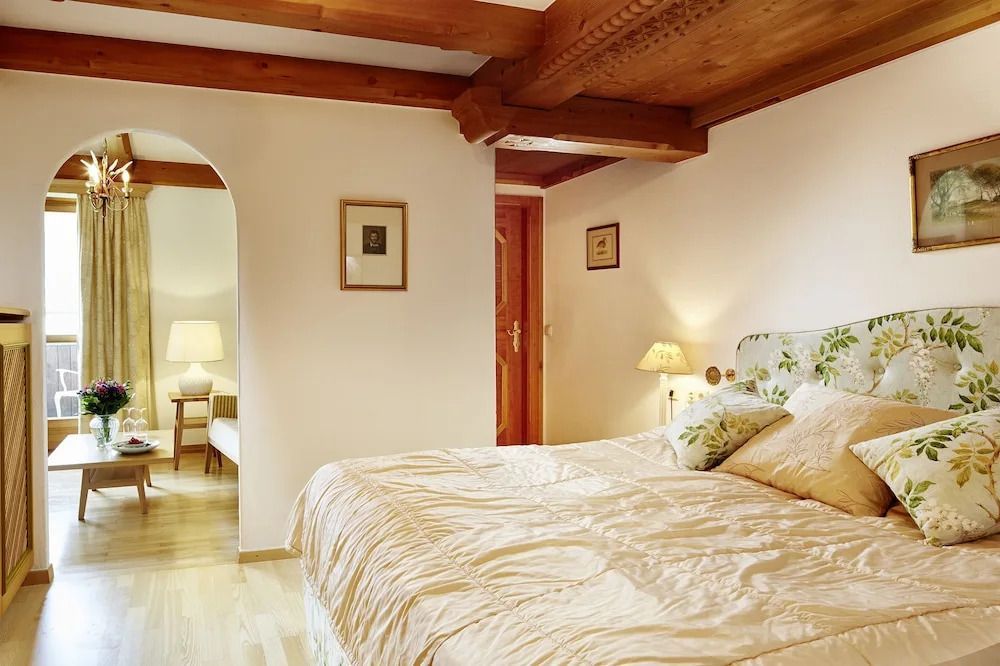 Deluxe Doppelzimmer mit Holzbalkendecke und eleganter Bettausstattung